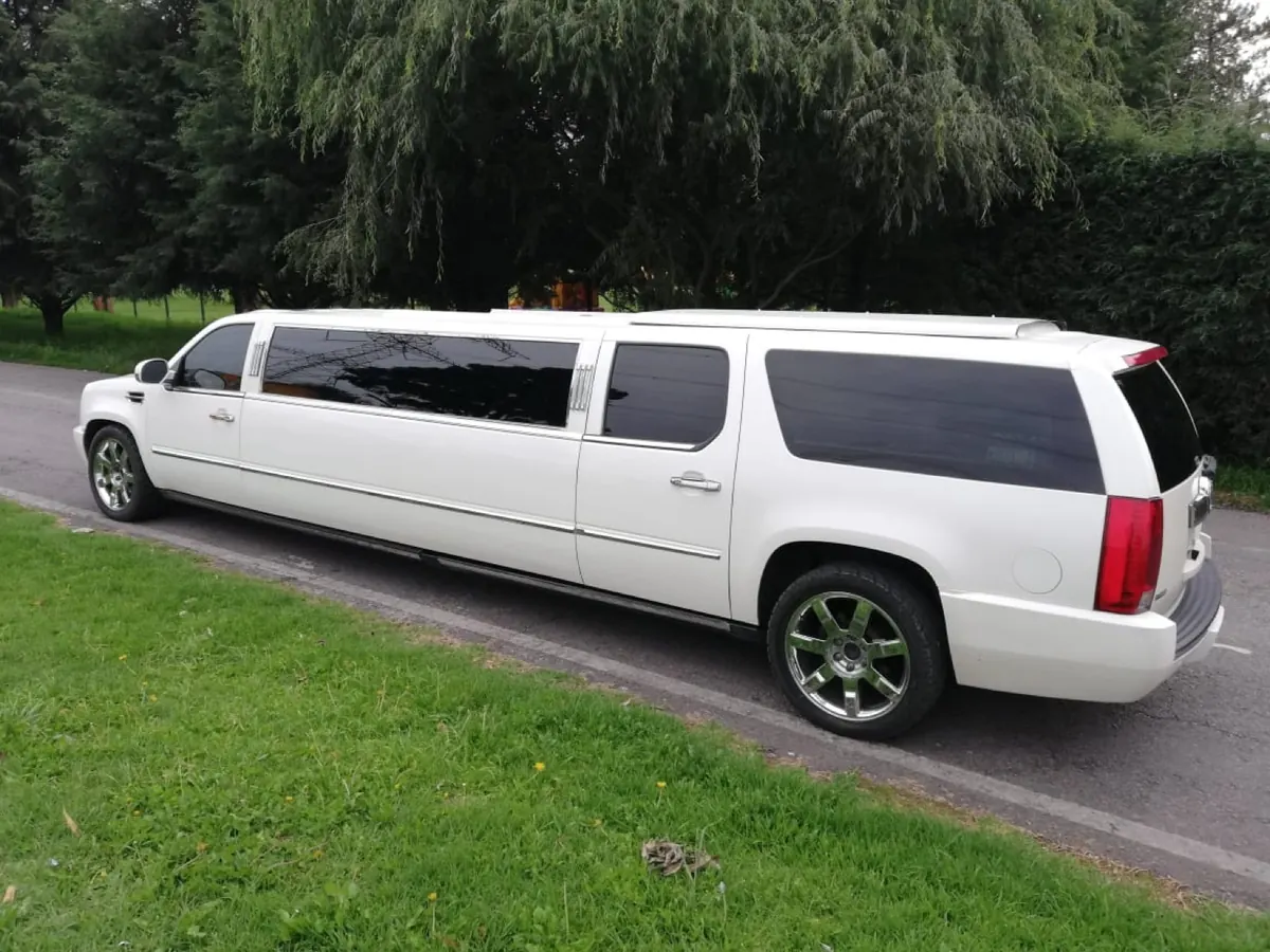 Limusina Cadillac Escalade blanca de Bronson Limusinas