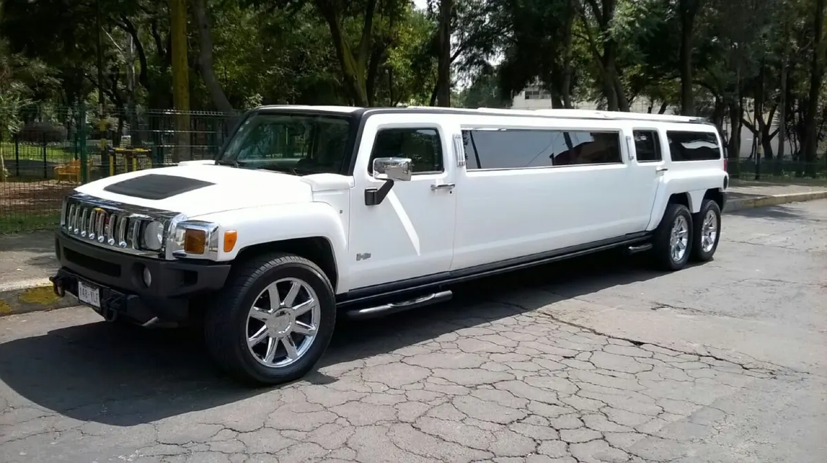 Limusina Hummer H3 Doble Eje blanca de Bronson Limusinas