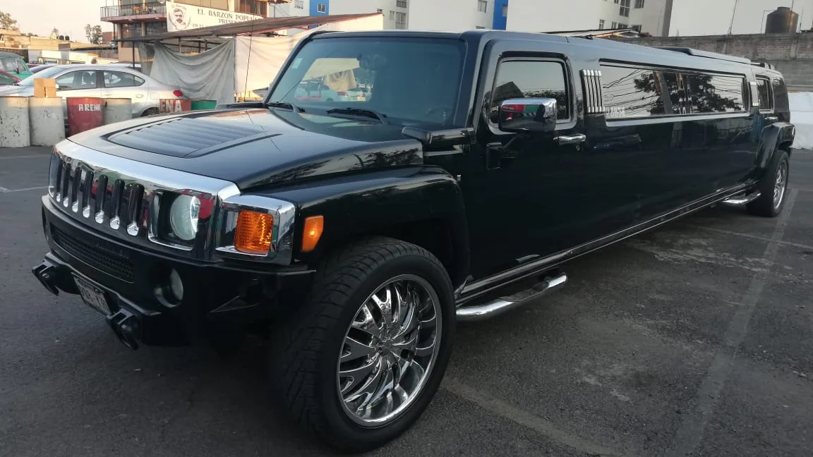 Limusina Hummer H3 negra de Bronson Limusinas, parrilla y rines cromados